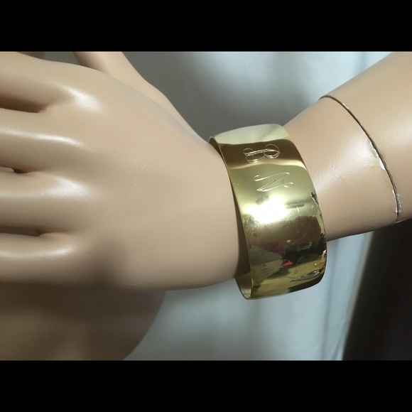 Vintage Jewelry - Gold tone cuff bracelet. Mirror bright finish.